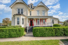 Spacious upstairs 1bed- Walking distance to Beach outlet mall